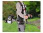 Man gebruikt Parkside benzine grastrimmer met harnas in de tuin.