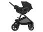 Zwarte kinderwagen met babyautostoel op een witte achtergrond.