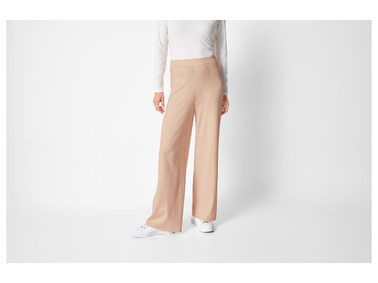 Beige wijde broek met witte sneakers