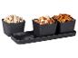 Zwarte keramische kommen met snacks: pistachenoten, gemengde noten en pretzels.