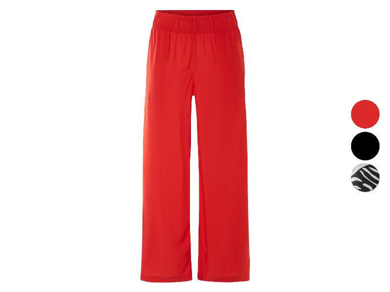 Pantalons amples rouges, noirs et à rayures zébrées.