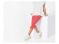 Wit t-shirt, koraalrode 3/4 legging en witte sneakers voor meisjes.