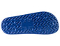 Semelle bleue d'une tong avec un motif en zigzag.