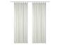 Deux rideaux en tissu beige clair, suspendus à une tringle.
