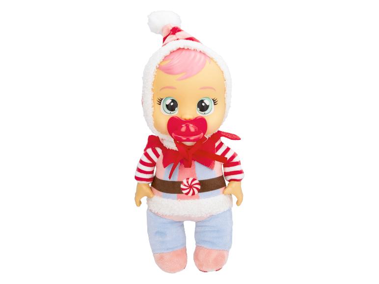 Une poupée Cry Babies avec une sucette rouge vêtue d'un costume de Noël.