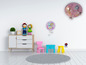 Een kinderkamer met Paw Patrol-lampen, een dressoir en kinderstoelen.