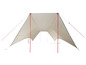 Een beige tentdoek met rode palen, geschikt voor kamperen.