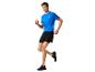 Man in sportkleding, hardlopend in een t-shirt en korte broek.