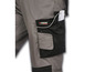 Grijze werkbroek met Parkside-logo en een opbergvak.