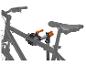Cadre de vélo avec une pince de support de réparation de vélo orange et noire attachée.