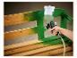 Persoon schildert houten bank groen met PARKSiDE verfspuit
