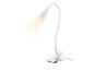 Witte LED-bureaulamp met flexibele arm en klem, die warm licht uitstraalt.