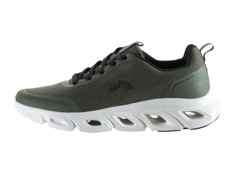 Olijfgroene sportschoenen.