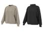 Deux pulls unis, un beige à col rond et un noir à col montant.