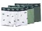 Drie jongensboxershorts met dinosauruspatroon in wit, lichtgroen en donkergroen.