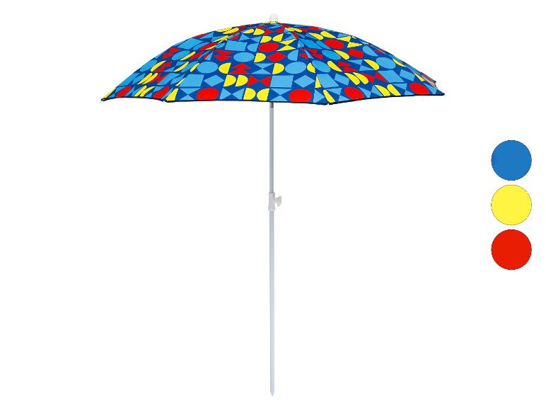 Kleurrijke strandparasol met geometrische patronen in blauw, geel en rood.