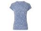 Een blauwe T-shirt met witte bloemenprint.