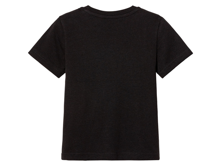 Un t-shirt noir à manches courtes.