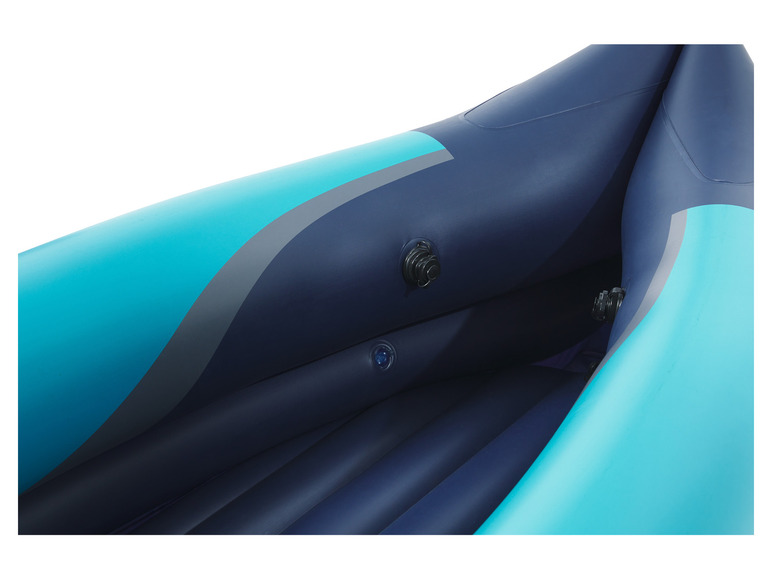 Een close-up van een opblaasbare kajak met blauwe en turquoise kleuren.