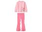 Sweat-shirt rose avec imprimé papillon et fleurs, et pantalon côtelé évasé assorti.