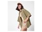 Overhemd, shorts en pet: stijlvolle, casual look.