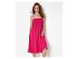 Femme en robe rose sans manches et bijoux dorés