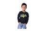 Jongen in een zwart kerst Grinch sweatshirt en blauwe jeans