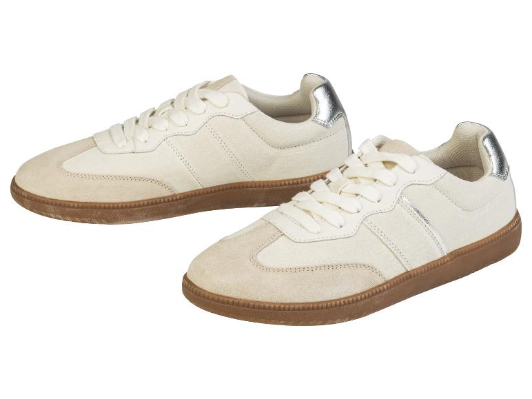Twee witte leren sneakers met bruine zolen