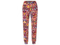 Een paar roze broek met een kleurrijk ikat-patroon.