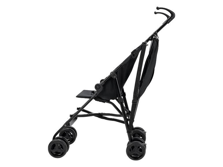 Une poussette pliable noire.