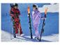 Deux skieurs en combinaisons de ski colorées, avec skis et bâtons, sur une piste de ski.