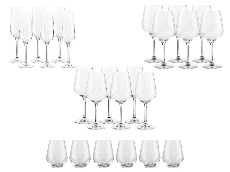 Flûtes à champagne, verres à vin et verres à eau.