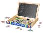 Houten schoolbord met krijtjes, wisser en magneten met dinosaurus- en jungle-thema.