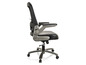 Un fauteuil de bureau noir avec des détails argentés et des roulettes.
