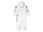 Een wit ruimtepak met een NASA-logo en een ruimteveer.