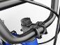 Close-up van een zwart fietsstuur en stuurpen met een blauw frame.