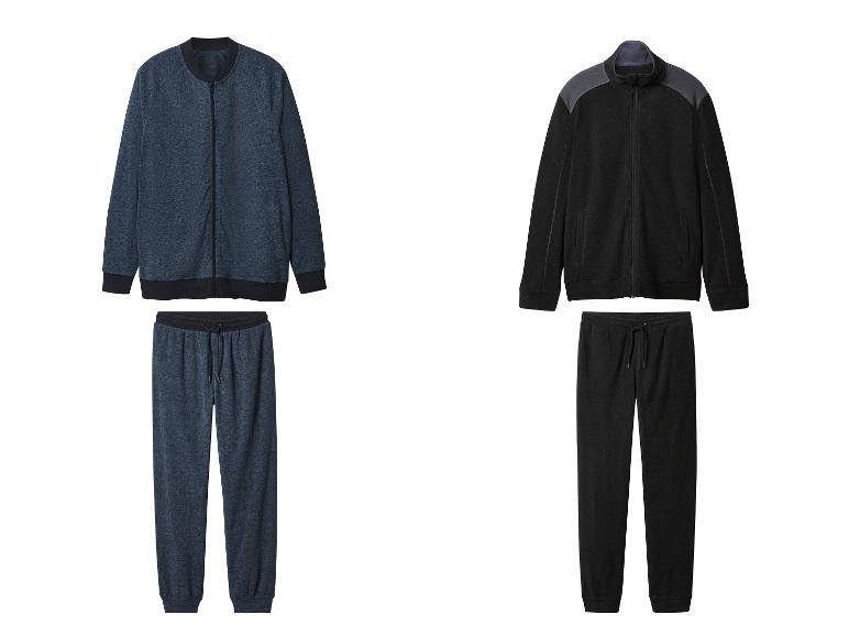 Twee trainingspakken, één blauw en één zwart, bestaande uit jassen en bijpassende broeken.