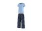 Lichtblauw T-shirt en donkerblauwe broek met bladpatroon.