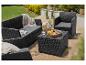 Ensemble de mobilier d'extérieur en rotin noir avec coussins gris, table et décorations.
