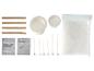 Kit de fabrication de bougies avec cire, moules, mèches, bâtonnets mélangeurs et pigments.