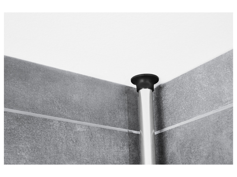 Een close-up van een chromen douchestang die in een hoek is gemonteerd