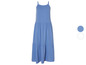 Une robe d'été bleu clair, ajustée avec des bretelles spaghetti.