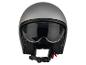 Casque de moto gris avec visière transparente et jugulaire, vue de face.