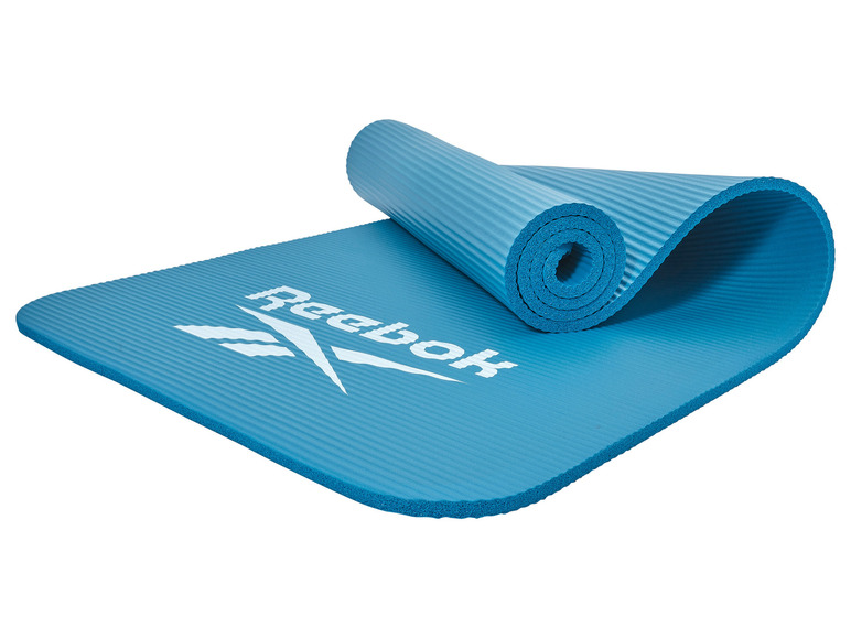 Een blauwe Reebok yogamat, opgerold.