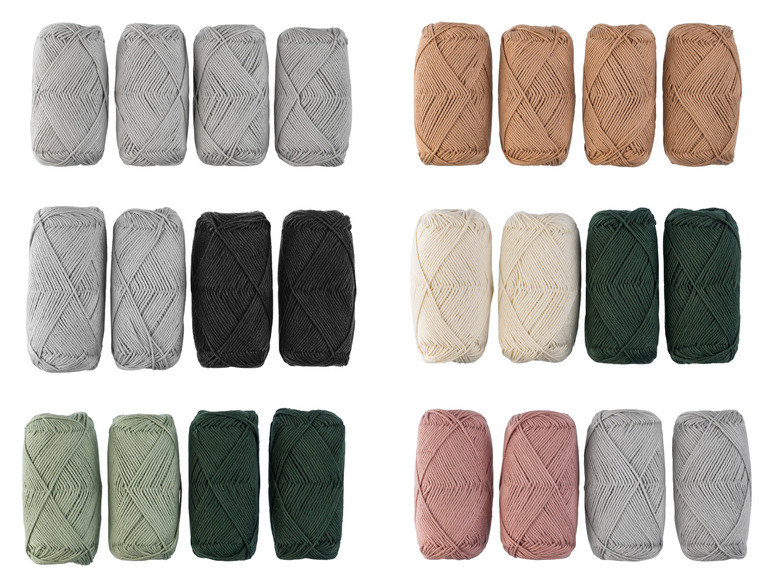 Pelotes de laine de différentes couleurs, y compris gris, beige, noir, blanc et vert.