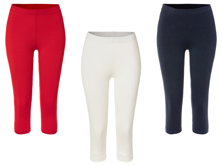 Drie paar capri leggings: rood, wit met kant en donkerblauw.