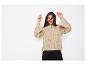 Femme souriante en pull tricoté beige et pantalon noir