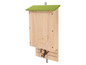 Een houten vleermuizenhuis met een groen dak.