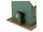 Groen houten speelhuisje met open deur en raam, zijaanzicht.