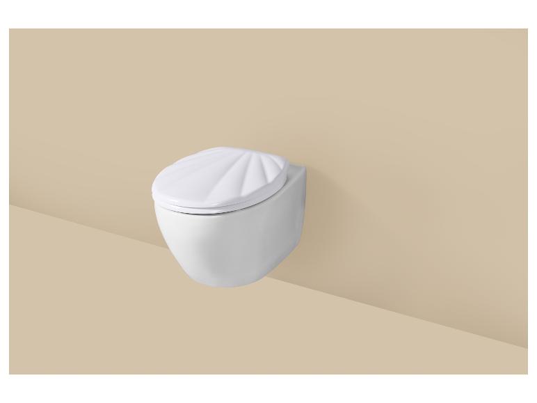 Toilettes suspendues avec abattant blanc en forme de coquillage, sur fond beige.